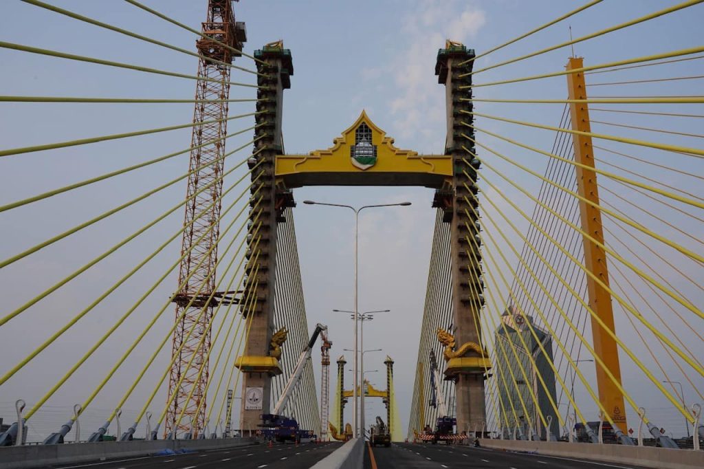 The parallel bridge to Rama 9 Bridge
